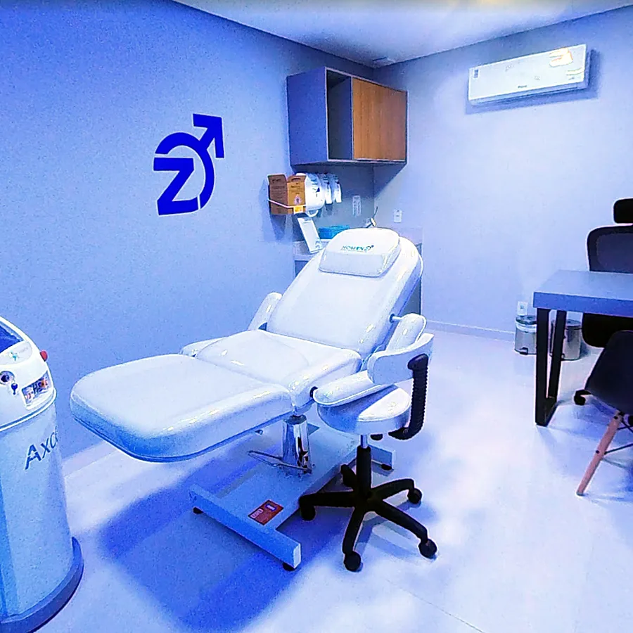 Sala de procedimentos da Homenz Colatina, com maca e equipamento