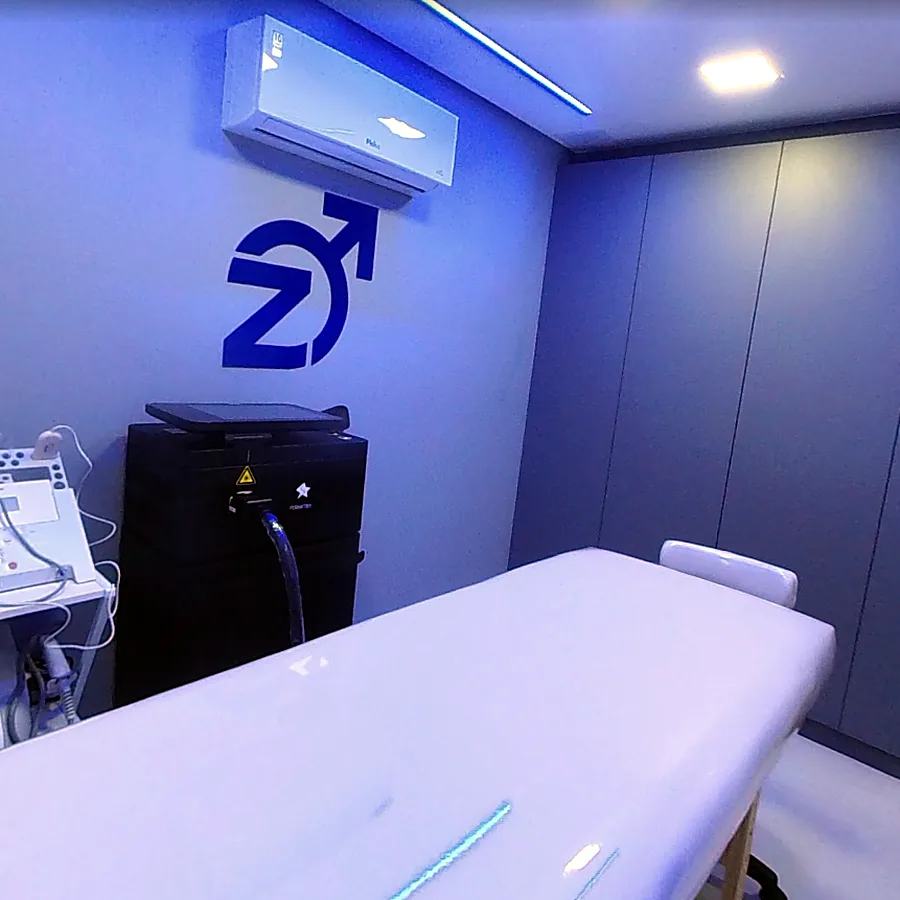 Sala de procedimentos da Homenz Colatina, com maca e iluminação azul